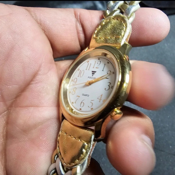 Focus 5022 Ladies Quartz Fashion Watch Gold Tone White Dial Working NWOT - Picture 5 of 8